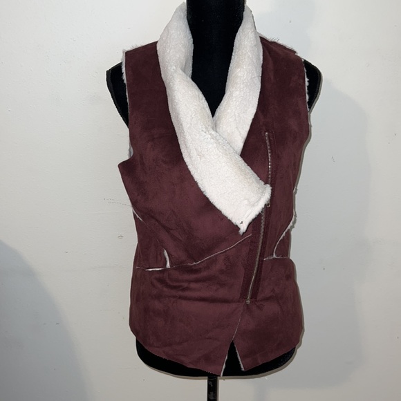 Coco + Jaimeson Vest - Picture 4 of 10